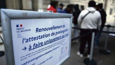 « J’ai perdu plusieurs contrats de travail » : comment la dématérialisation des demandes de titre de séjour transforme des étrangers en situation régulière en sans-papiers