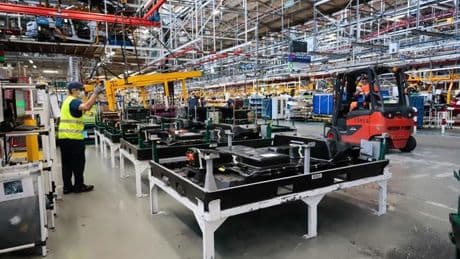 Los gigantes del motor pisan el freno: Europa, EE. UU. y Japón sufren mientras China acelera