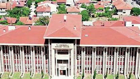 Kendi küçük, konağı büyük