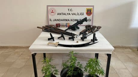Antalya'da ruhsatsız silah operasyonu: 5 gözaltı