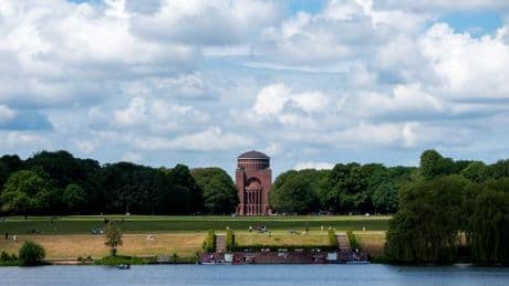 Passanten finden Leiche in Stadtpark – Polizei nimmt Mann fest