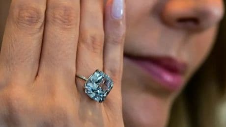 Una misteriosa coleccionista compra en subasta un &quot;raro&quot; diamante azul por 19 millones