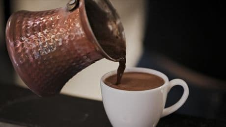 Yıllardır yanlış yapıyormuşuz! Bol köpüklü kahvenin sırrı ne şeker ne de kısık ateş... İşte usta baristaların o yöntemi