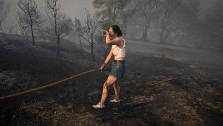 Los incendios atizan la rabia contra los políticos