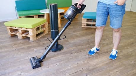Super komfortabel: Diese Akku-Staubsauger reinigen sich selbst