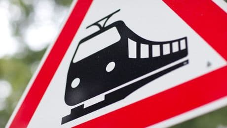 Bahnunfall: Zug kollidiert mit Auto - Zwei Verletzte