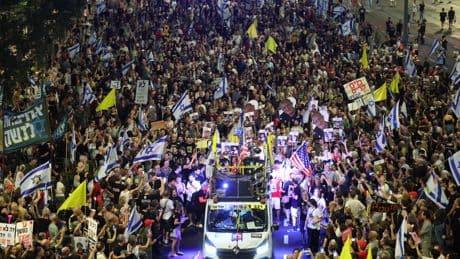 Miles de personas protestan contra la decisión de Netanyahu de ocupar Gaza: “Cada día, cada hora cuenta para los rehenes”