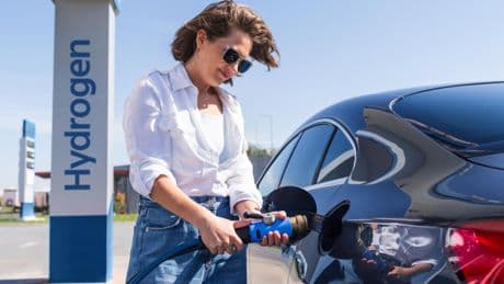Ingenieros de Volvo y Bosch dicen que el motor de hidrógeno puede salvar el de combustión: “Se integran en el chasis con pocos cambios, por lo que son compatibles con los diésel y gas natural”