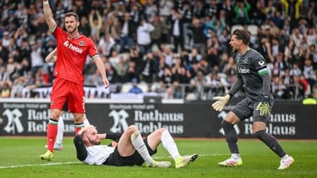 Rot für Tomiak bei 2:1 in Ulm - Hannover feiert Elfer-Held Zieler