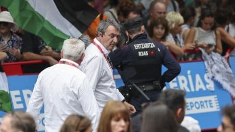 La Vuelta mantiene el pulso a las protestas: «Esto es ilegal»
