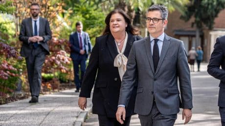 El Gobierno dificulta el registro de los bebés de gestación subrogada: no habrá multas pero aumentan las trabas