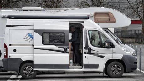 Sorprenden a dos menores cuando robaban en una autocaravana aparcada en Vitoria