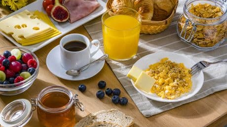Ni tostadas, ni leche: estos son los cinco alimentos que recomienda una cardióloga para desayunar