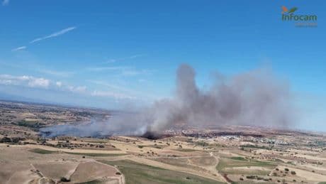 Un incendio descontrolado obliga a confinar un pueblo en Toledo