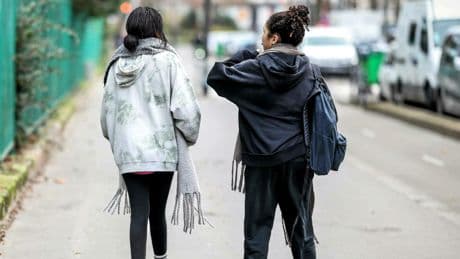 « No Kids » : les enfants sont-ils vraiment chassés de l’espace public ?