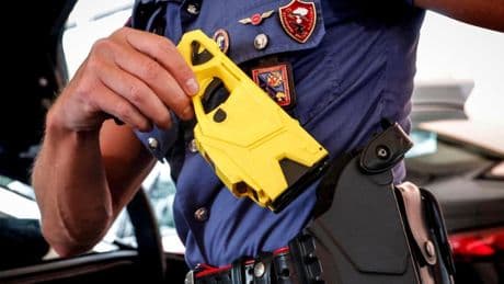 Olbia, 57enne muore dopo essere stato fermato con il taser. Salvini: “Non prendetevela con i carabinieri”
