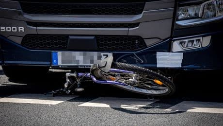 Tödlicher Unfall in Essen - Radfahrer wird von Lkw überrollt