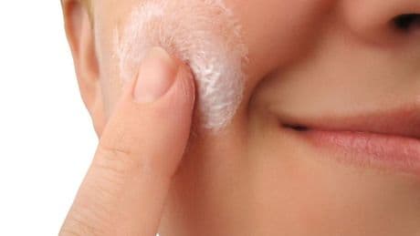 Alerta sanitaria por la presencia de bacterias en varios lotes de una conocida crema facial en España