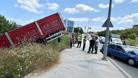 Sancaktepe'de zincirleme trafik kazasında 2 kişi yaralandı