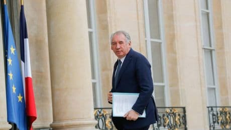 "Resilienti". Il governo francese spedisce il manuale in ogni casa