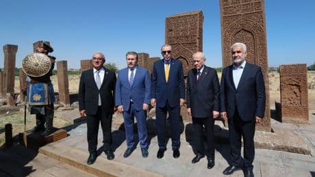 Erdoğan ve Bahçeli'nin Ahlat'taki fotoğrafında üç isim yer almadı