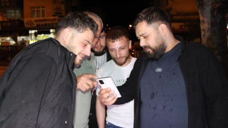 Cep telefonuyla canlı yayında oyun oynarken yıldırım düştü; dehşet anları kamerada