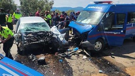 Bursa'da otomobil ile jandarma minibüsü çarpıştı: 1 ölü, 2 yaralı