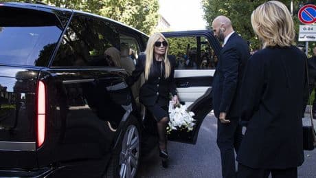 Donatella Versace e Armani: il rapporto tra i due, il litigio e poi la pace. Quando lei definì le sue parole: «Rude e senza gusto»