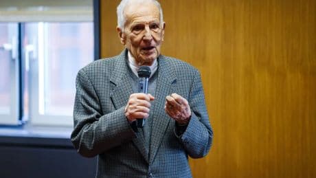 Silvio Garattini, oncólogo de 96 años, sobre la opinión generalizada del azúcar: &quot;Nunca le digo que no a un postre por la noche&quot;