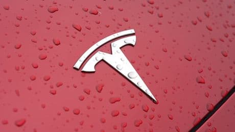 États-Unis: un homme soupçonné d'avoir incendié une antenne du parti républicain et des Tesla poursuivi