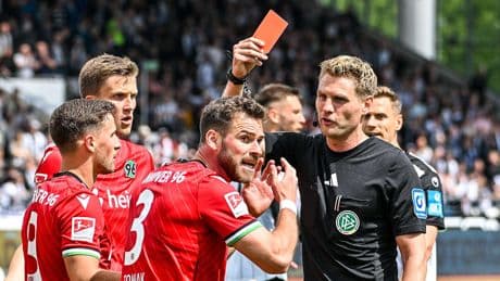 Nach Rot und Elfmeter - Profi von Hannover 96 geht auf Schiedsrichter los