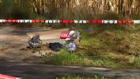 Täter auf der Flucht - Frau (38) an Bundesstraße in NRW niedergestochen