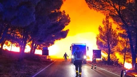 Kroatien an der Adriaküste: Feuer – Urlauber fliehen