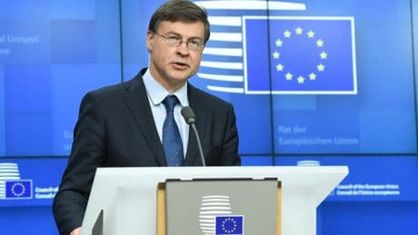 Bruselas salva a España de los efectos de la guerra de aranceles y eleva su previsión de crecimiento al 2,6%