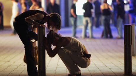¿Hay una secta que suplanta a Alcohólicos Anónimos en España? Goteo de denuncias contra el Grupo 24 Horas