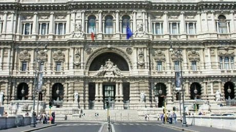 Dipendente insulta il capo davanti ai colleghi, la Cassazione: «Giusto licenziarla»