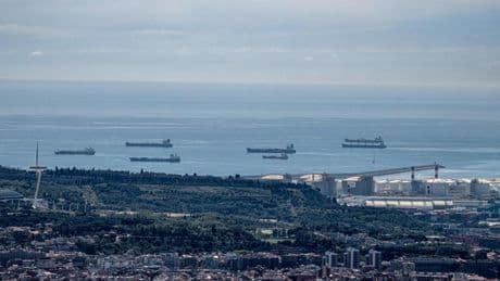 El intenso tráfico de Barcelona, pero en el mar