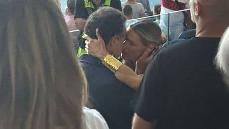 Öffentliches Lippenbekenntnis - Michelle Hunziker knutscht ihren Neuen im Stadion