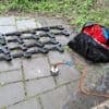 Vader en dochter doen schrikbarende vangst tijdens magneetvissen: achttien pistolen in een zwarte tas