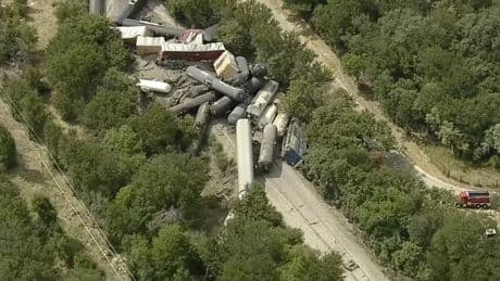 Texas’ta tren raydan çıktı: 35 vagonluk dev kaza
