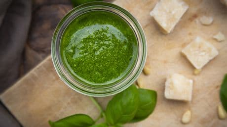 Nie wieder Pesto wegwerfen: So verlängern Sie die Haltbarkeit