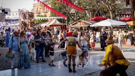 El negocio detrás de los mercados medievales que recorren España: “Se ganan 2.000 euros en un fin de semana, pero es muy duro”