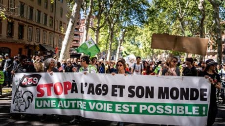 Autoroute A69 : pendant que députés et sénateurs valident la reprise du chantier, des menaces planent sur les opposants