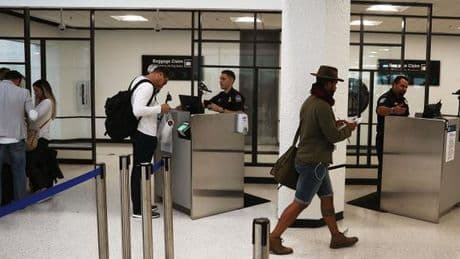 Etats-Unis : pour entrer dans le pays, certains étrangers  réclamant un visa devront payer jusqu’à 15 000 dollars de caution