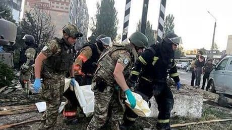 Rusya, 500 kilogramlık bombayla Ukrayna'yı vurdu! Alışveriş merkezinde can pazarı