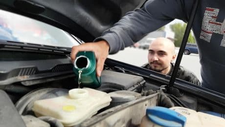 Dos mecánicos advierten sobre el error común de mantenimiento del coche