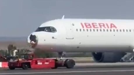 Un avión de Iberia aterriza de emergencia en Barajas después de que un pájaro le reventara el morro