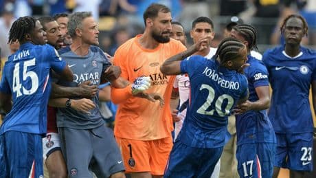Paris Saint-Germain-coach Luis Enrique slaat Chelsea-spits in gezicht
