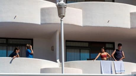 En estado crítico un turista de 29 años tras tirarse desde el quinto piso de un hotel de Palma de Mallorca