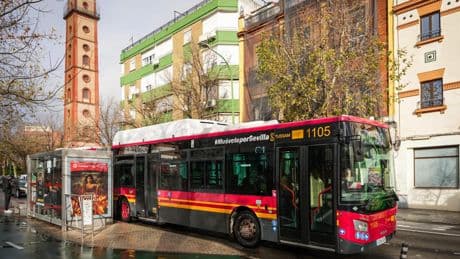 Apuñalan dentro de un autobús de Sevilla a un hombre de 69 años: el agresor fue reducido por los pasajeros